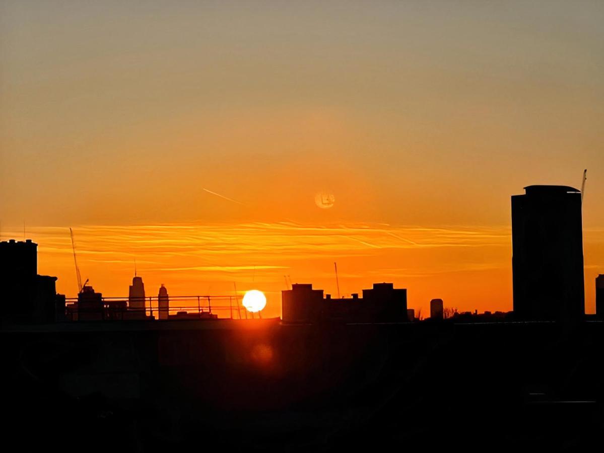 Bright Spacious En-Suite Room W/ London Views - 8Min From London Bridge! Exterior photo